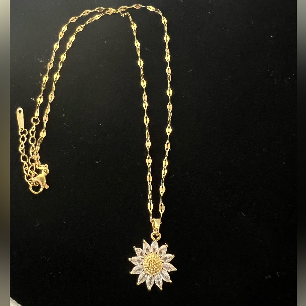 BEAUTIFUL Sunflower Pendant necklace - COMPLIMENTS WILL BE RECEIVED when worn! - Picture 5 of 10